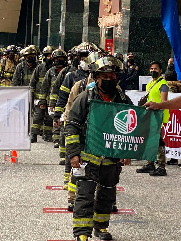 Los bomberos preparándose antes de iniciar la carrera. Foto @DeporteCDMX