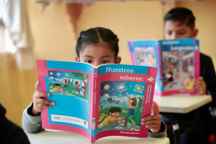 Diputados de Morena entregaron cien mil solicitudes de padres de familia que exigen la distribución de los nuevos libros de texto gratuitos en Chihuahua. Foto Luis Castillo
