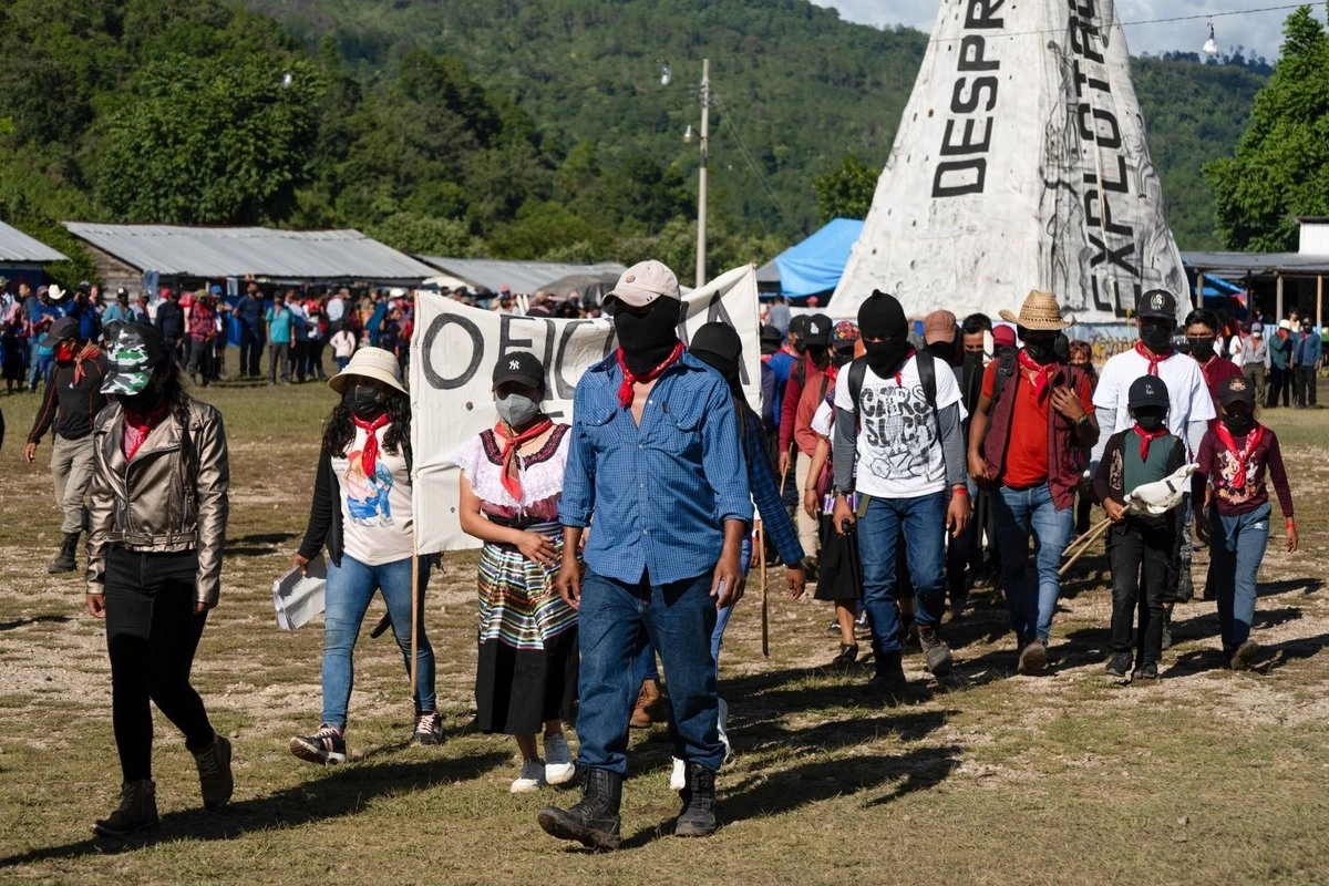  Los manifestantes caminaron por diversas calles del centro de la ciudad con carteles con la leyenda “alto a la guerra contra los zapatistas”, “no están solxs” y “justicia para el padre Marcelo”.