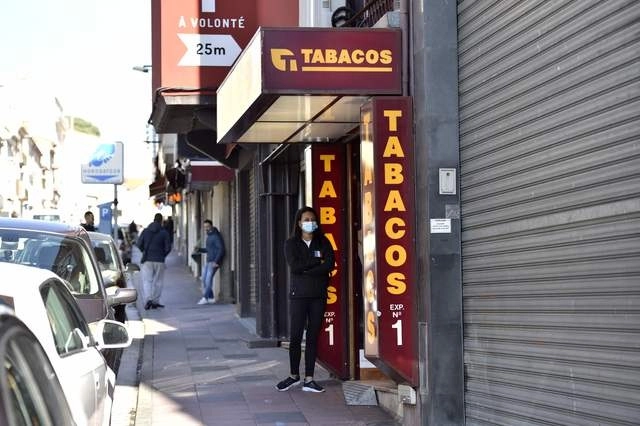Locales cerrados en Le Perthus, en Francia. Foto Afp