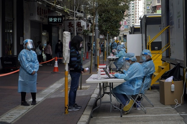 Centro temporal para la realización de la prueba de detección de Covid-19 en Hong Kong. Foto Ap