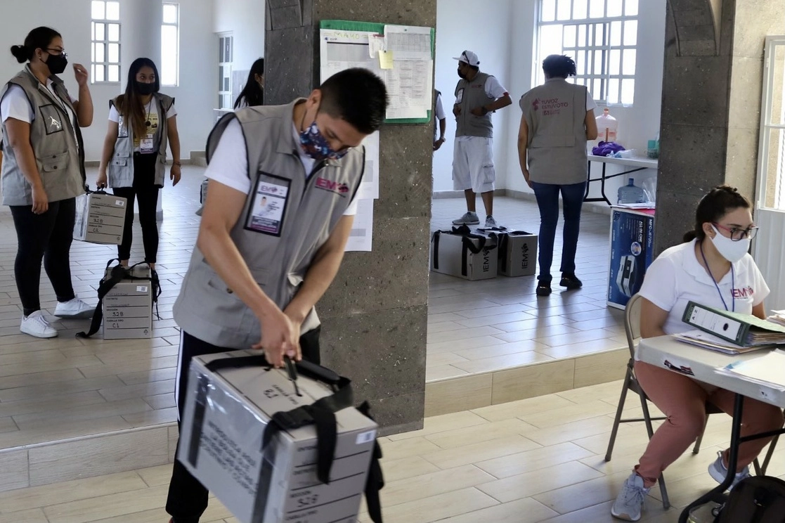 Capacitadores e integrantes de los comités distritales y municipales del Instituto Electoral de Michoacán. Foto Tomada del Twitter @IEMich
