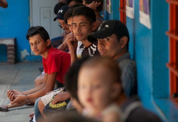 Migrantes a su paso por un albergue de la ciudad de Tapachula, Chiapas. Foto Víctor Camacho