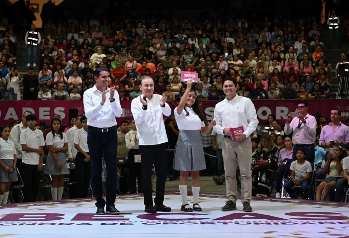 En el marco de este arranque, Durazo Montaño informó que se destinaron 316 millones de pesos para la entrega gratuita de uniformes escolares a más de 440 mil niñas y niños.