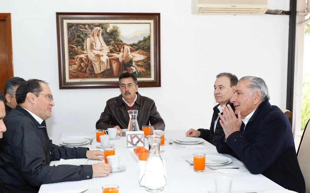 Durante su gira de trabajo por Sonora, el secretario de Gobernación se reunió con el mandatariio local, Alfonso Durazo, y con miembros de la Asociación Ganadera del Valle del Yaqui. Foto La Jornada.