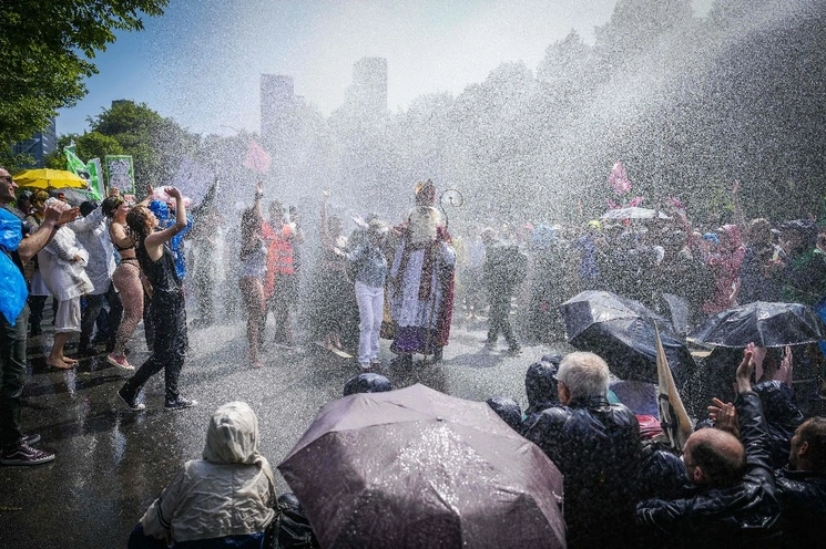 Más de mil 500 personas fueron detenidas durante una acción del colectivo ecologista Extinction Rebellion en una vía en La Haya. Foto Phil Nijhuis / ANP / Afp