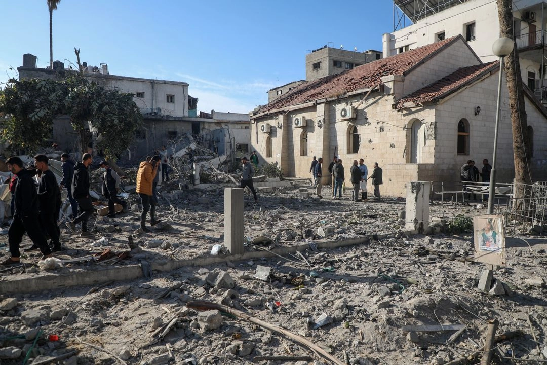 Palestinos inspeccionan el daño en un edificio en el interior del Hospital Árabe Al-Ahli después de un ataque aéreo israelí­, en la Ciudad de Gaza, el 13 de abril de 2025. Foto  