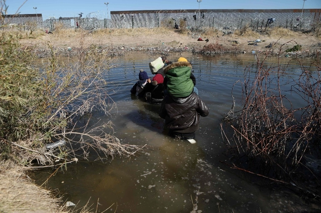 Migrantes intentan cruzar el Río Bravo desde Ciudad Juárez, estado de Chihuahua, México, el 12 de febrero de 2024. Foto Afp