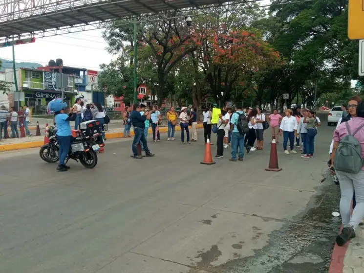 Familiares de los desaparecidos realizan un bloqueo a l altura de las instalaciones de la SSyPC, en Chiapas. Foto ‘La Jornada’