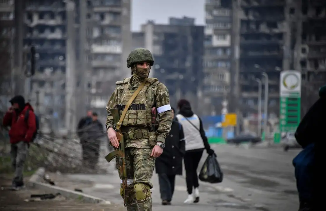 Un soldado ruso vigila su posición en calles de la ciudad de Mariúpol, Ucrania, el 12 de abril de 2022. Foto Afp 