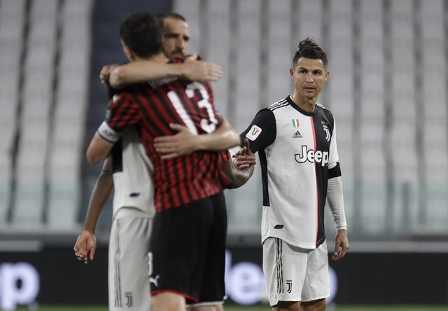 Más de ocho millones de telespectadores siguieron el viernes en la televisión la vuelta de semifinales de la Copa de Italia entre la Juventus y el Milan (0-0), la mejor audiencia de la temporada para un partido de futbol. Foto Ap