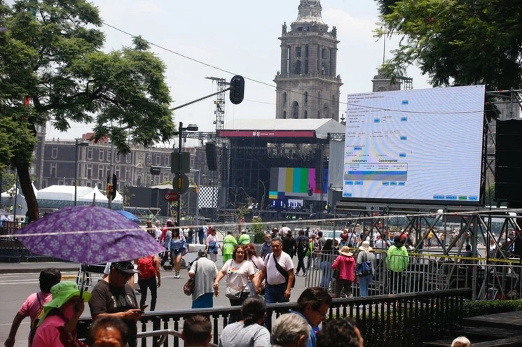 Instalan templete en el Zócalo capitalino para el concierto de Los Fabulosos Cadillacs, el 2 de junio de 2023. Foto José Antonio López