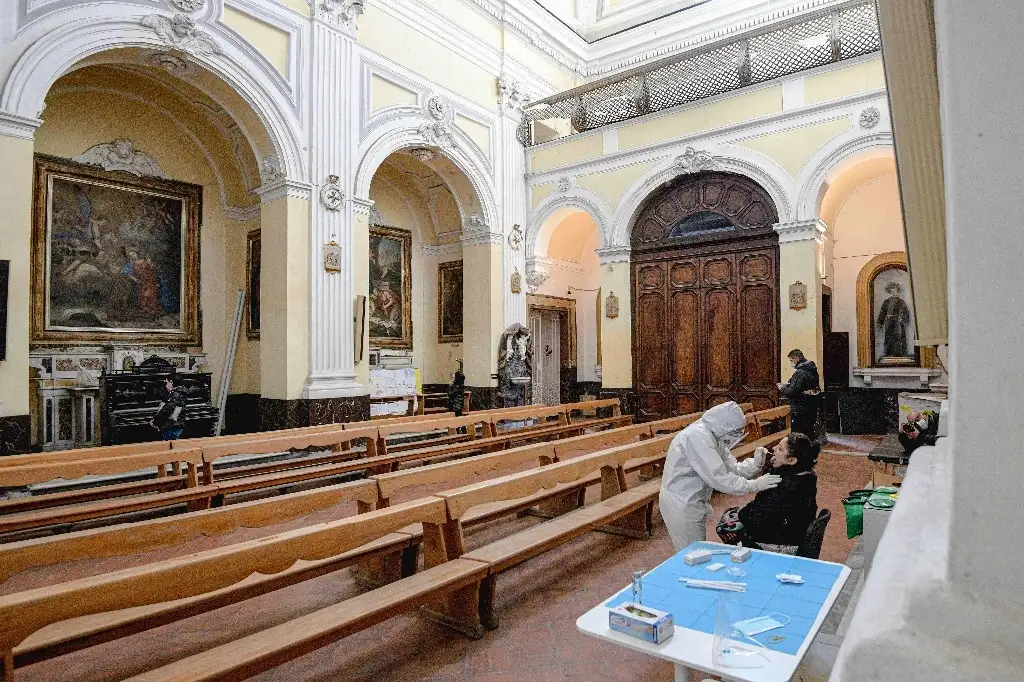 Un médico realiza una prueba con hisopos para detectar Covid-19 en la Iglesia de San Severo Extramuros, en la ciudad italiana de Nápoles, Italia, como parte de una iniciativa destinada a ayudar a quienes no pueden pagar el costo de un examen privado. Foto LaPresse vía AP