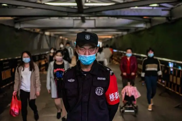 Afuera de un centro comercial en Pekín, China. Foto Afp 