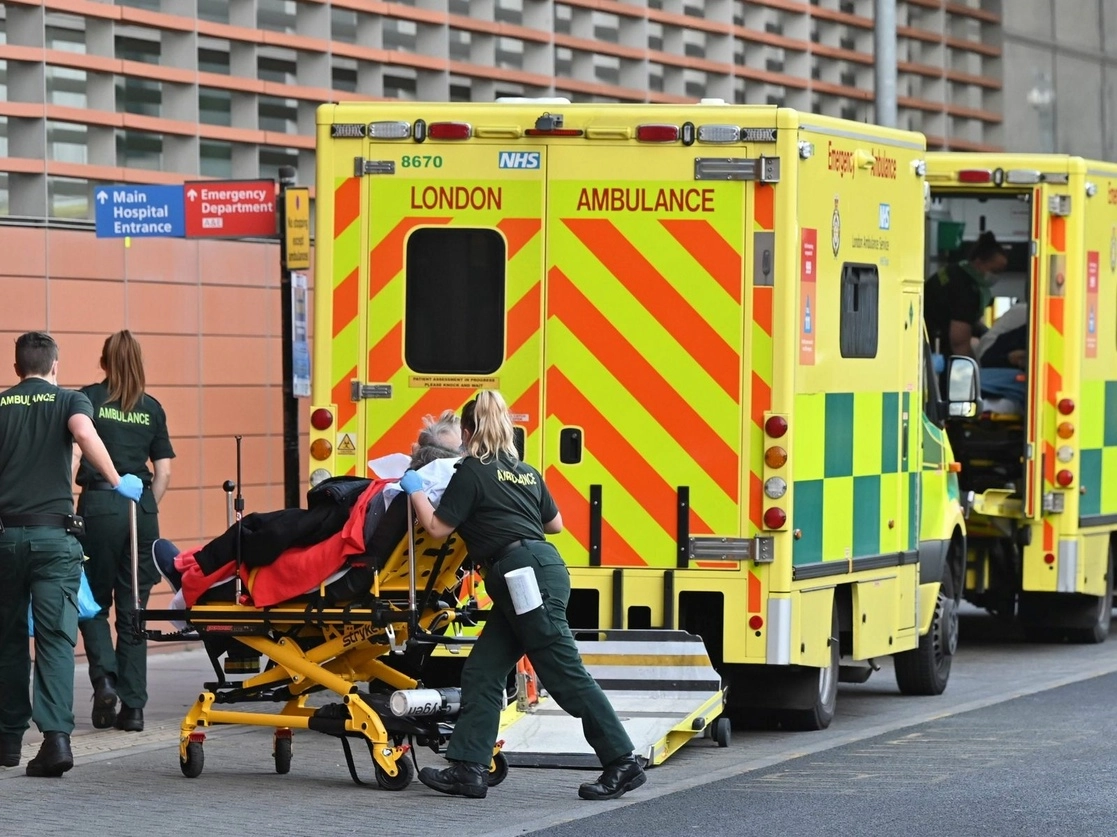 Paramédicos trasladan a un paciente con coronavirus en un hospital del este de Londres, Inglaterra, este 3 de enero de 2021. Foto Afp