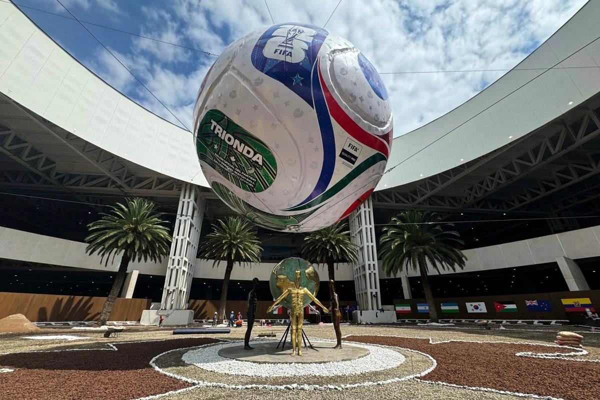 Balón oficial del Mundial 2026, Trionda, en el Aeropuerto Internacional de la Ciudad de México, el 10 de octubre de 2025. Foto 
