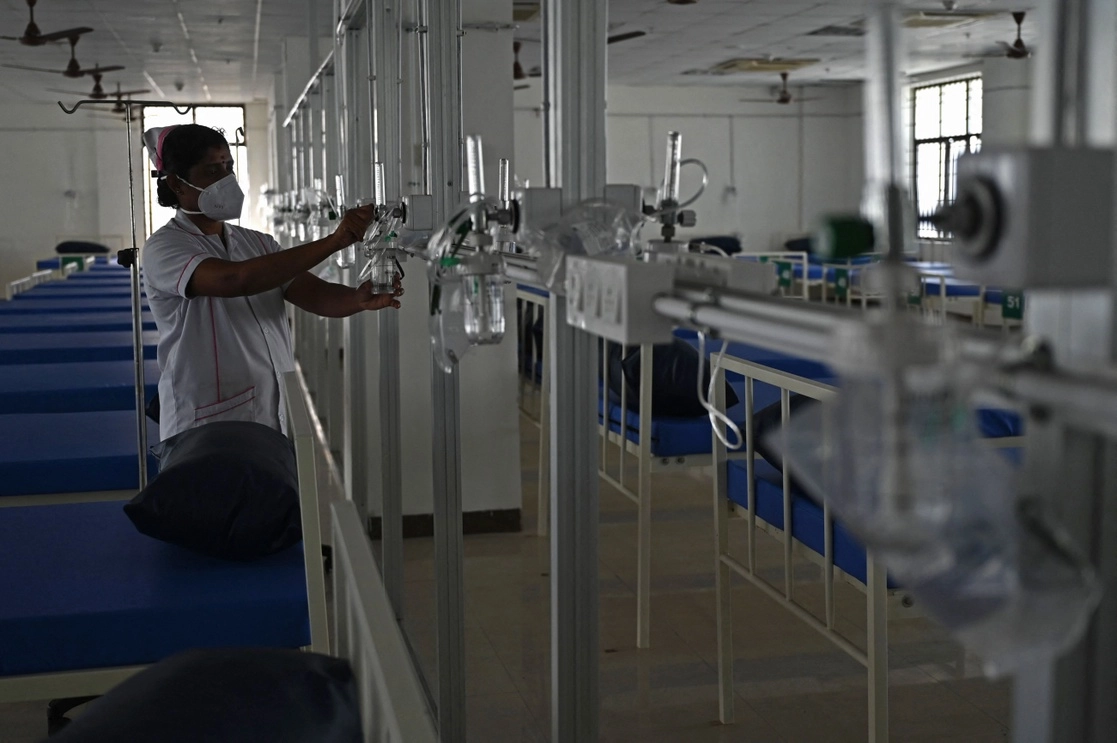 Una trabajadora médica trabaja dentro de una sala recién creada de aislamiento y ayuda con oxígeno para pacientes con Covid-19 en Chennai, India, el 30 de diciembre de 2021. Foto Afp 