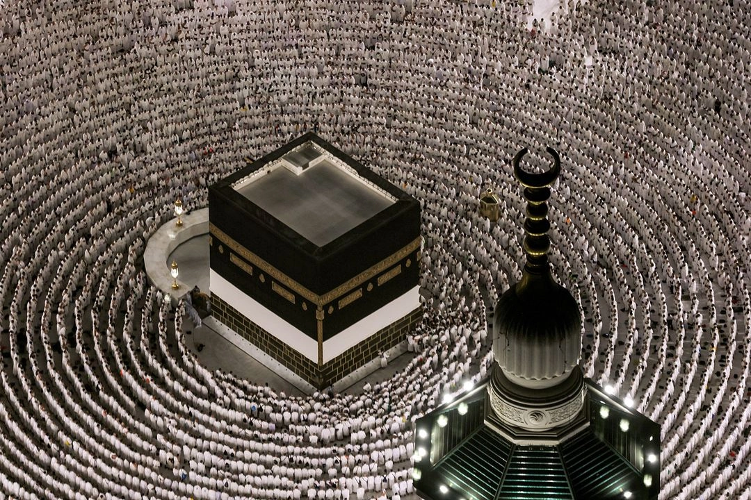 Los fieles musulmanes se reúnen para rezar alrededor de la Kaaba, el santuario más sagrado del Islam, en el complejo de la Gran Mezquita en la ciudad sagrada de La Meca, antes de la peregrinación anual del Hajj, el 1 de junio de 2025.