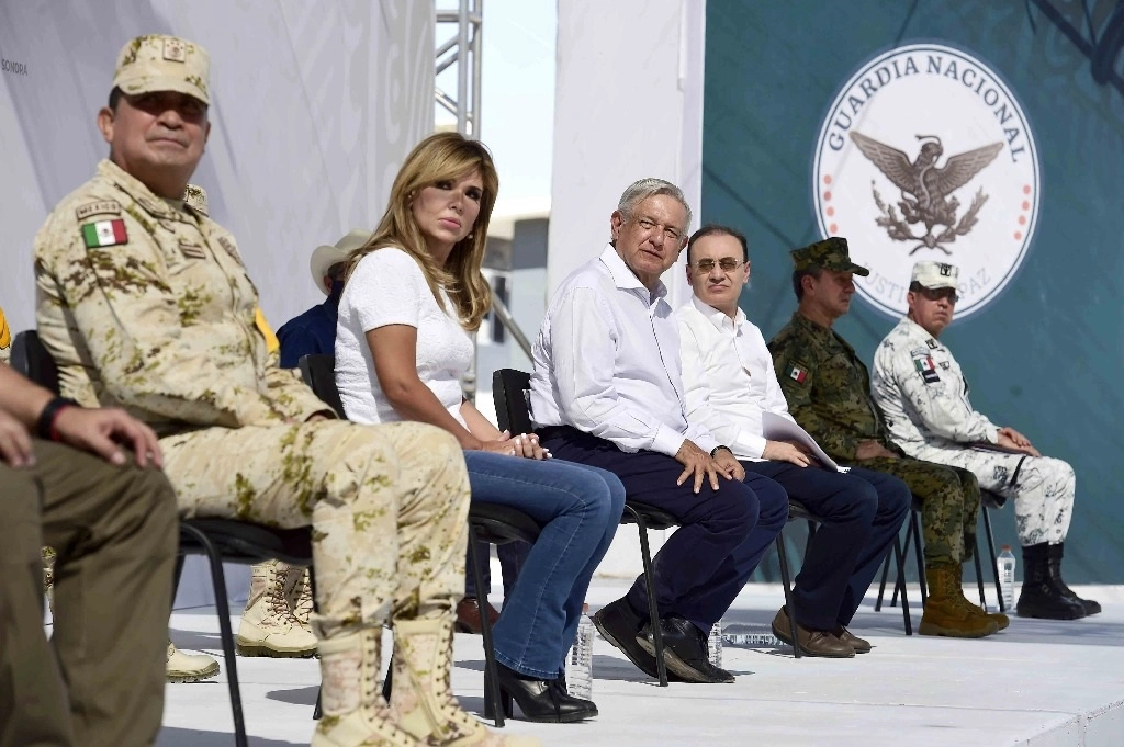 El presidente Andrés Manuel López Obrador inauguró ayer un cuartel militar, como parte de los compromisos para reducir la presencia delictiva en Bavispe, Sonora. Lo acompañaron la gobernadora del estado, Claudia Pavlovich, el presidente municipal, así como los secretarios de la Defensa, Marina y de Seguridad Ciudadana. Foto cortesía de Presidencia