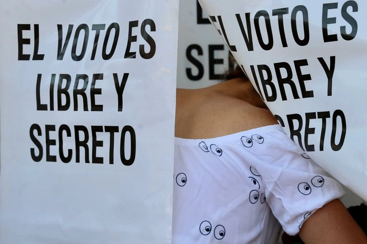 Una ciudadana participa en la votación gubernamental del Estado de México, en la casilla del distrito electoral 21 en Ecatepec de Morelos, el 4 de junio de 2023. Foto Roberto García Ortiz


