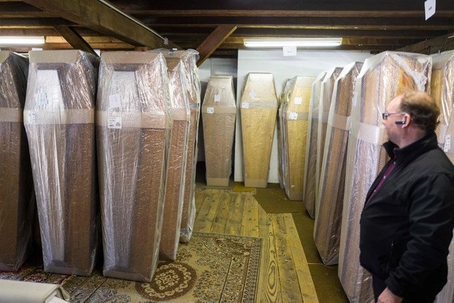 Un empleado de una funeraria en el este de Francia. Foto Afp