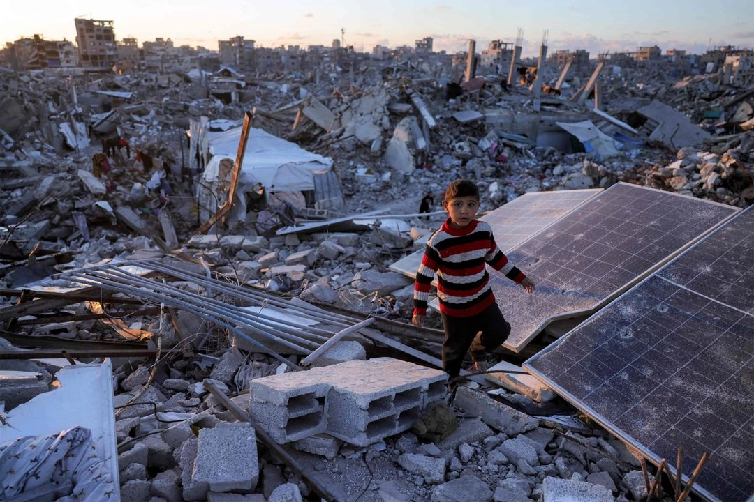 Un total de mil 525 soldados y ex soldados israelíes firmaron una carta pública en la que exigen el fin inmediato de la guerra en la franja y el regreso de los rehenes. En tanto, el presidente de Francia, Emmanuel Macron, instó a "expulsar" a Hamas y reformar el Estado de Palestina. En la imagen, escombros de paneles solares en Jabaliya. 