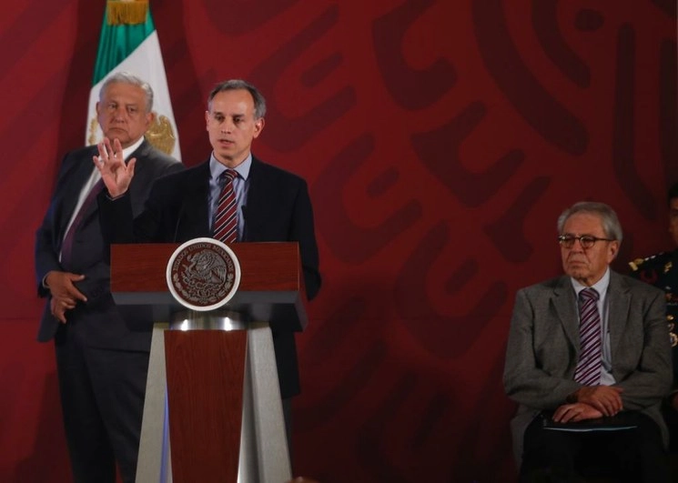 El subsecretario de Salud, Hugo López-Gatell, expone en la conferencia matutina presidencial del 17 de marzo de 2020, la situación del coronavirus en el país. Detrás, el presidente Andrés Manuel López Obrador y el titular de la Secrtaría, Jorge Alcocer. Foto Guillermo Sologuren