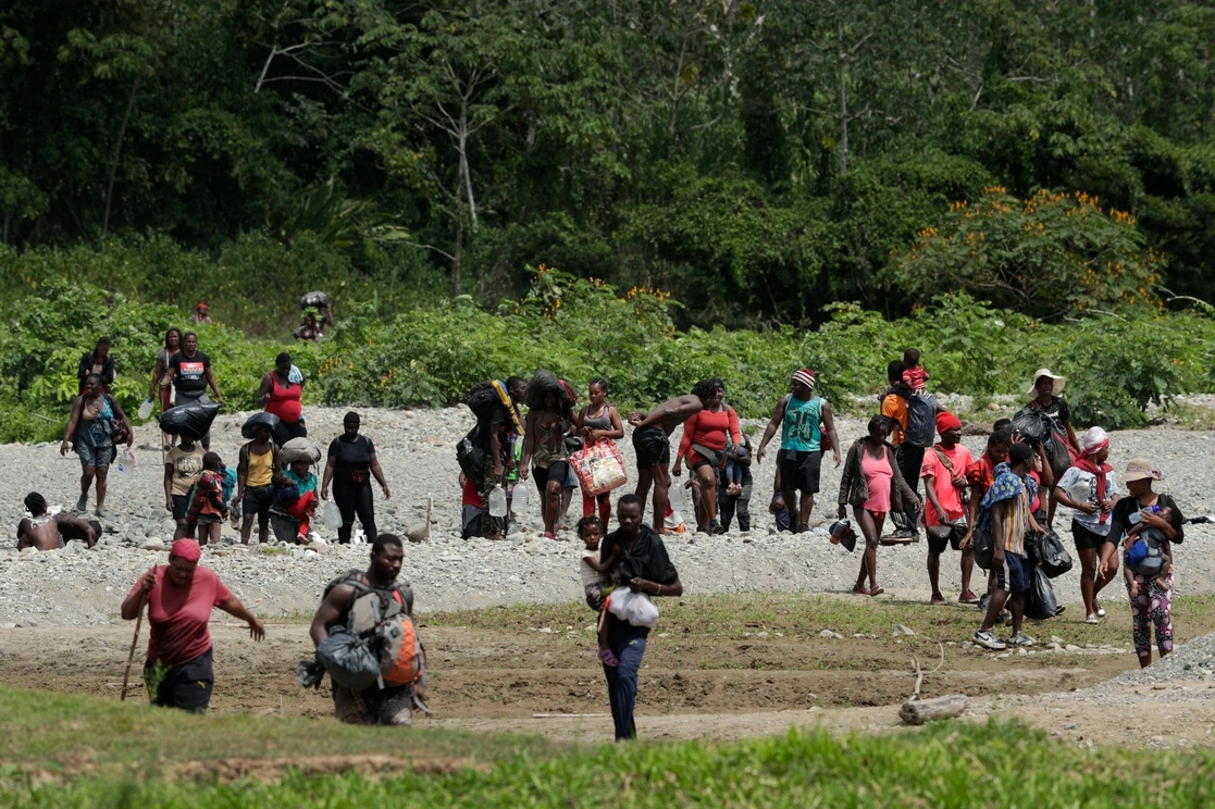 Migrantes cruzan el río Tuquesa después de un viaje a pie por la selva hasta la provincia de Darién, en Panamá. Foto Ap
