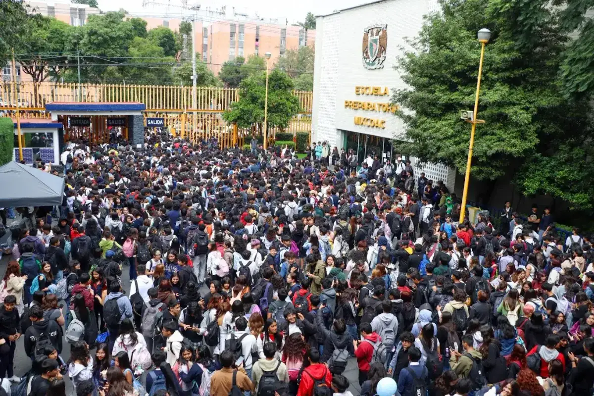 Ante las recientes amenazas digitales y en hojas de papel pegadas en las escuelas, ayer ocho entidades académicas decidieron suspender clases presenciales hasta el 3 o 4 de octubre y otras de forma indefinida. Así, ya son 10 facultades en paro total y ocho que migraron a lecciones en línea. En tanto, autoridades y alumnos recorrieron el CCH Sur para verificar las condiciones de seguridad, mientras la preparatoria 8 fue desalojada por una falsa alerta de bomba (en la imagen).