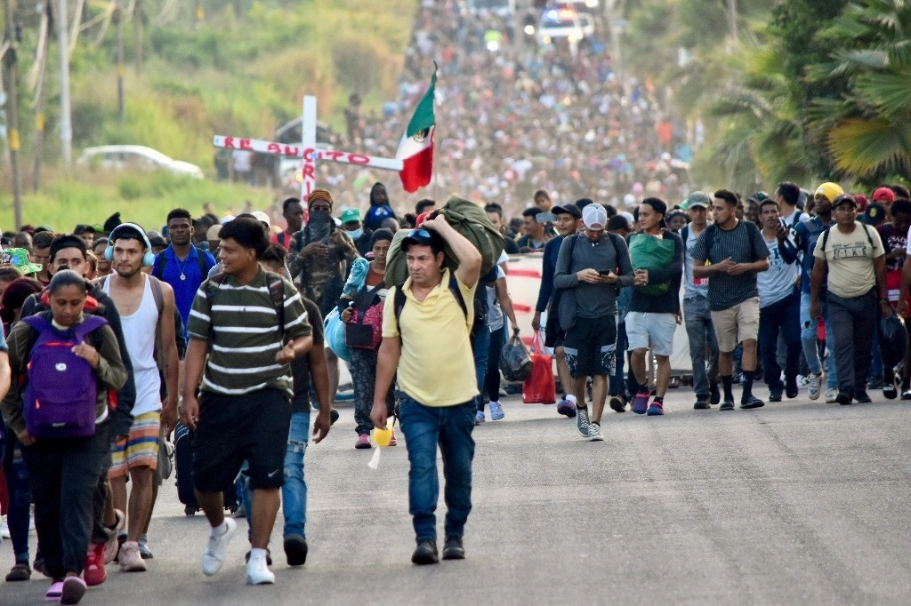 "Hace falta mayor apoyo de Washington a las naciones expulsoras de personas", dijo el presidente Andrés Manuel López Obrador. En la imagen, la caravana migrante en Tapachula, Chiapas, el 24 de diciembre de 2023. Foto Ap / Édgar H. Clemente

