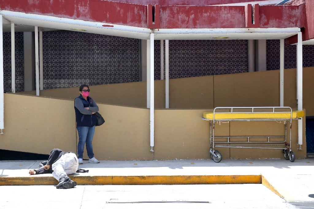 Un paciente y su familiar esperan recibir atención en el área de urgencias del Hospital General de la Ciudad de México, el 7 de octubre de 2020. Foto Luis Castillo 