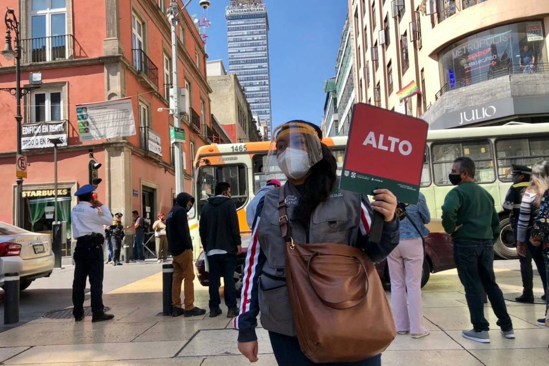 Personal del gobierno capitalino da recomendaciones a peatones en la avenida Madero sobre medidas para prevenir contagios de Covid-19, el 8 de febrero de 2021. Foto Luis Castillo