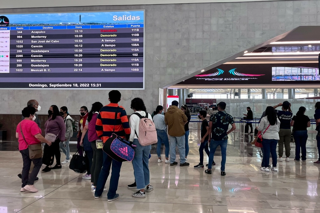 Múltiples paseantes resaltaron el buen trato, la rapidez en trámites y los ahorros en boletos comprados directamente en la nueva terminal aérea. Algunos aprovecharon la estancia para realizar un ‘tour’ por las instalaciones, incluidos sus museos. Las pantallas mostraron ayer información sobre 22 despegues y 20 arribos. Foto Roberto García Ortiz