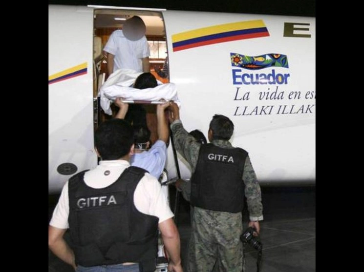 En el ataque contra migrantes, ocurrido hace 10 años en Tamaulipas, un joven ecuatoriano sobrevivió. La imagen, del momento en que llegó a su país. Foto Notimex / Archivo  