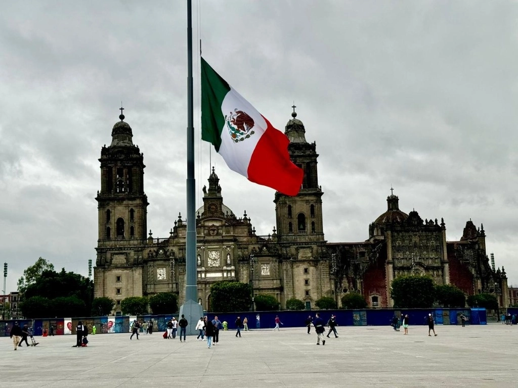 La bandera mexicana se encuentra a media asta por la conmemoración de la matanza de estudiantes de 1968 en Tlatelolco, en la Ciudad de México, el 2 de octubre de 2024. Foto Luis Castillo