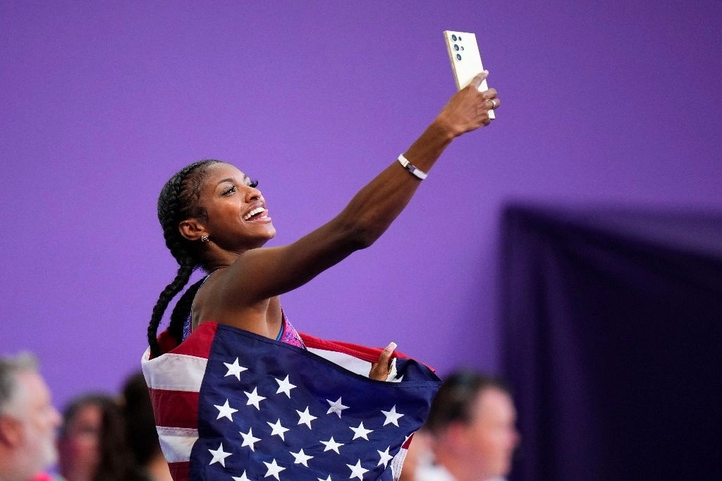 Masai Russell se coronó en la final de los 100 metros vallas  de París 2024. Foto Ap 
