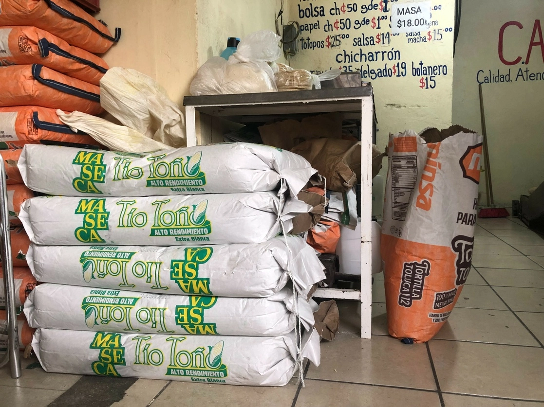 La harina maíz se ocupa para elaborar la mitad de las tortillas que se consumen en el país. Foto Luis Castillo