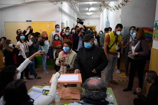 En una casilla electoral hoy en Madrid, España. Foto Afp 