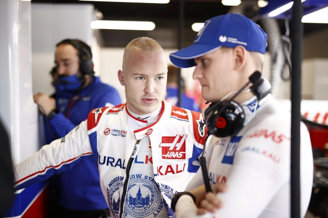 En la Fórmula 1, el piloto ruso Nikita Mazepin, de la escudería Haas, podrá seguir corriendo, pero bajo bandera neutral. Foto tomada del Twitter de @HaasF1Team