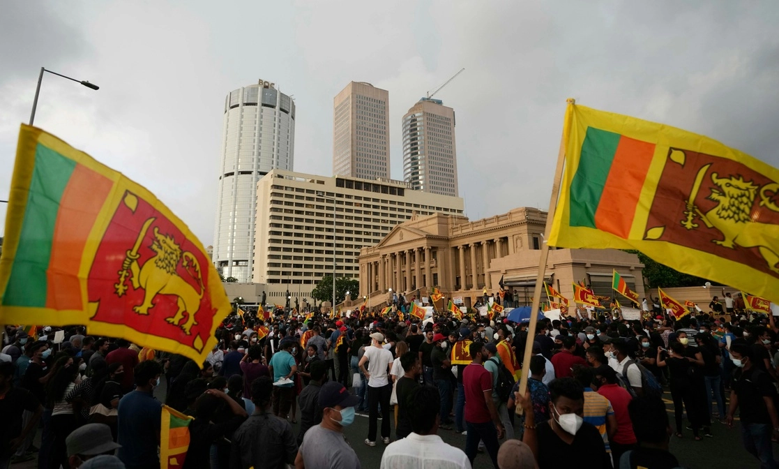 Protesta afuera de la oficina presidencial en Colombo, Sri Lanka. Foto Ap