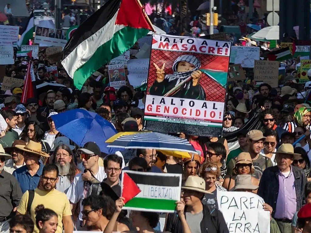 Una multitudinaria marcha se realizó en la CDMX para exigir que se ponga alto a los bombardeos y matanza de habitantes en la franja de Gaza. Foto Pablo Ramos



