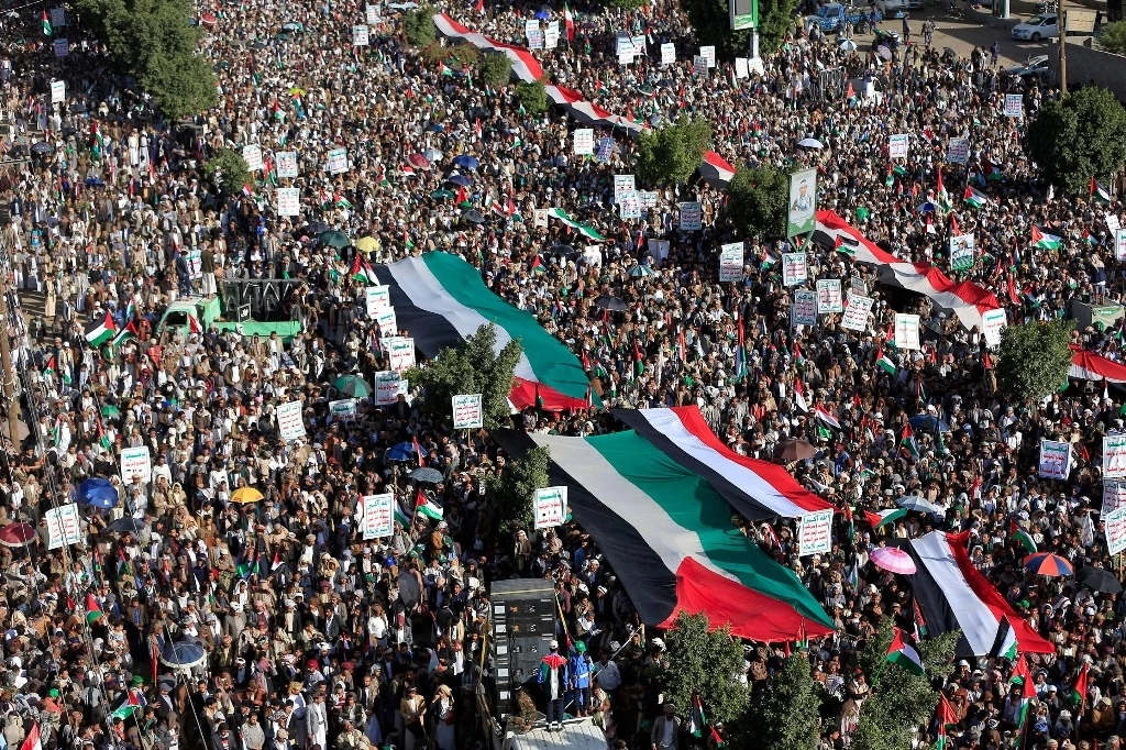 En la capital de Yemen, miles protestaron con banderas palestinas contra Israel, al igual que en otras ciudades del mundo. Foto Afp