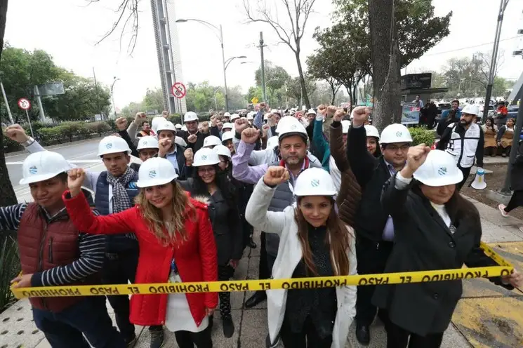 Capitalinos evacúan la Torre Mayor, en Paseo de la Reforma, como parte del simulacro por sismo realizado en la Ciudad de México, el 20 de enero de 2020. Foto Luis Castillo