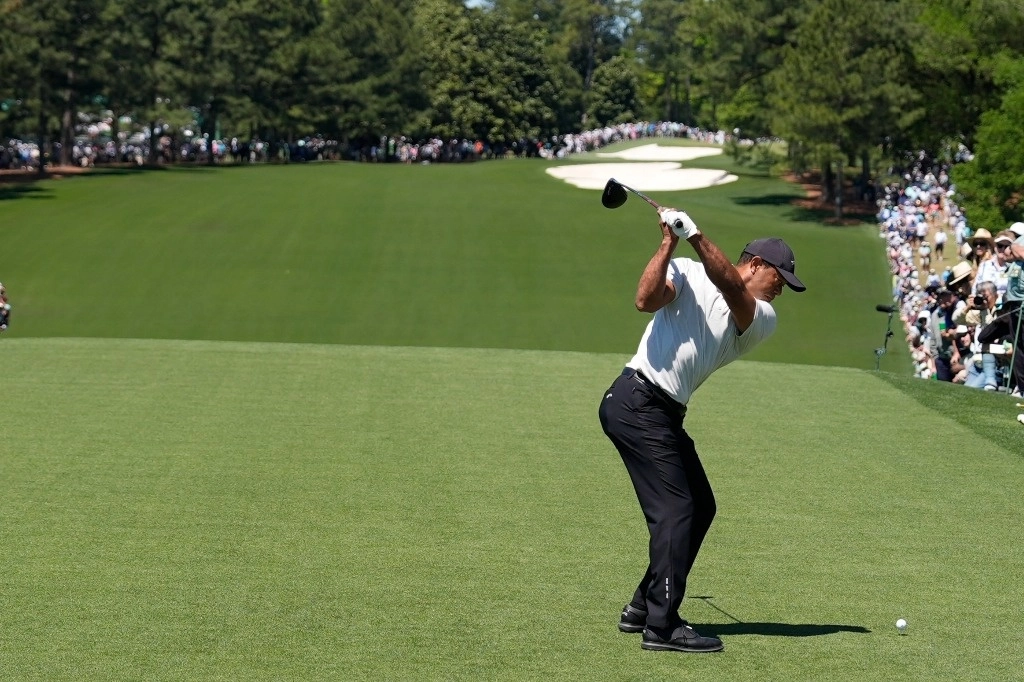 Tiger Woods realiza su primer golpe de la tercera ronda del Masters de Augusta, en Georgia, EU. Foto Ap