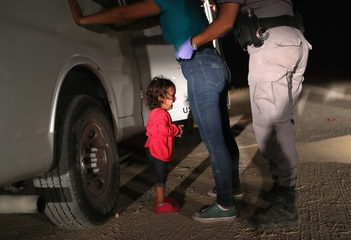 Detención de una mujer y su bebé por la patrulla fronteriza de Texas. Foto Afp/ archivo