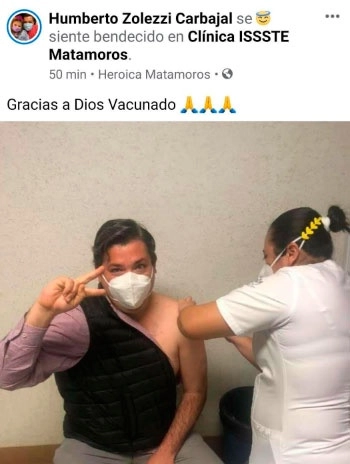 El ex funcionario federal Humberto Zolezzi Carbajal recibió la vacuna anticovid en una clínica del Instituto de Seguridad Social. Imagen tomada de la cuenta Facebook del ex funcionario