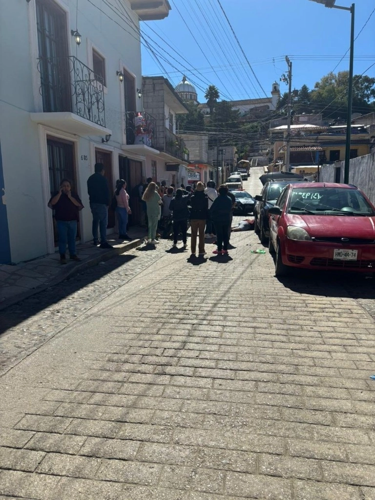 Los hechos sucedieron al medio día en la calle Leona Vicario, ubicada en el barrio de Guadalupe, cuando las víctimas estaban guardando sus maletas en un vehículo para retirarse. Foto tomada de X @isain.