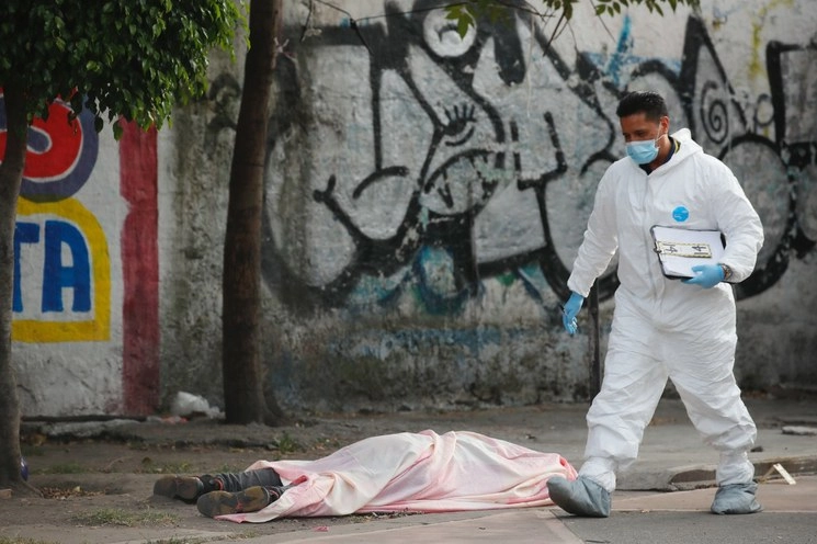 Los asesinos escaparon a bordo de una motocicleta. Foto Víctor Camacho