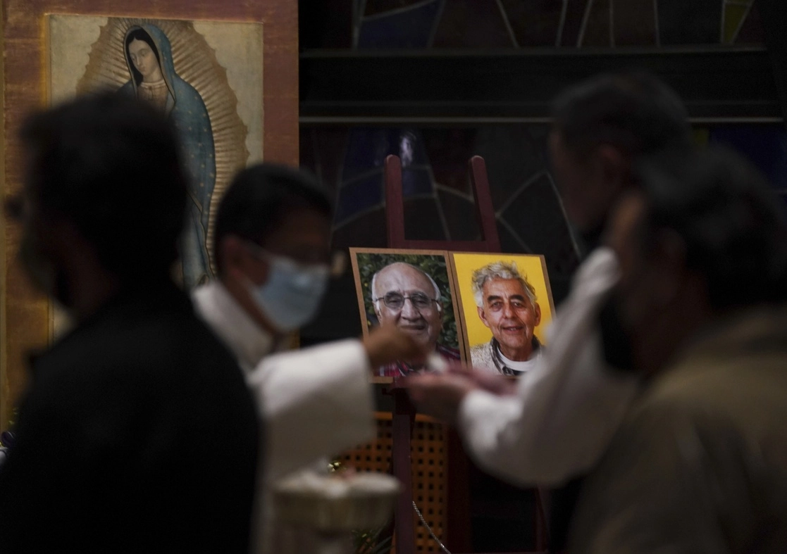 Fieles asistieron ayer a una misa por la muerte de los jesuitas Javier Campos Morales y Joaquín César Mora Salazar, en Ciudad de México. Foto Ap

