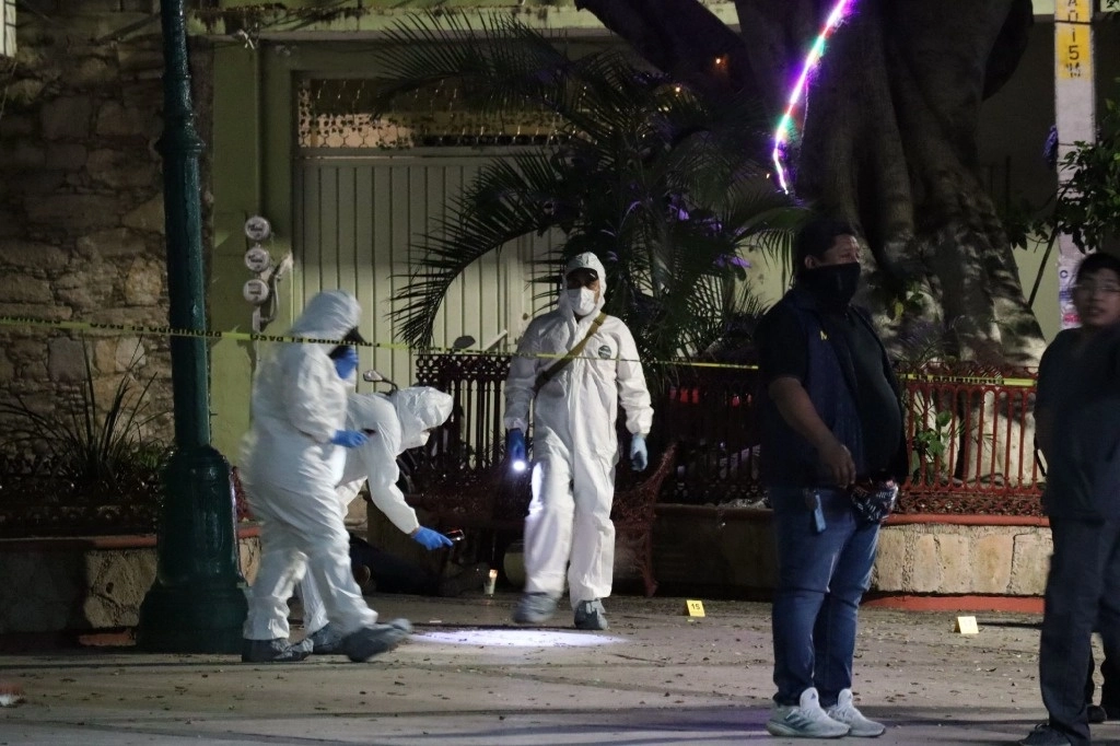 Trabajadores forenses investigan en una zona donde fueron asesinados dos sujetos en Chilpancingo, en imagen de archivo. Foto Dassaev Téllez Adame/ Cuartoscuro